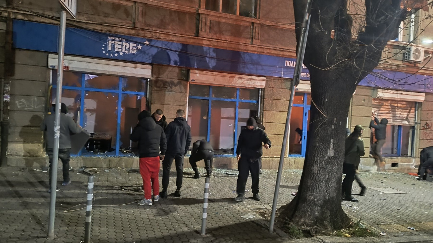Батални сцени в София: Горящи кофи, потрошени коли на МВР и офис на ГЕРБ, има ранени (снимки)