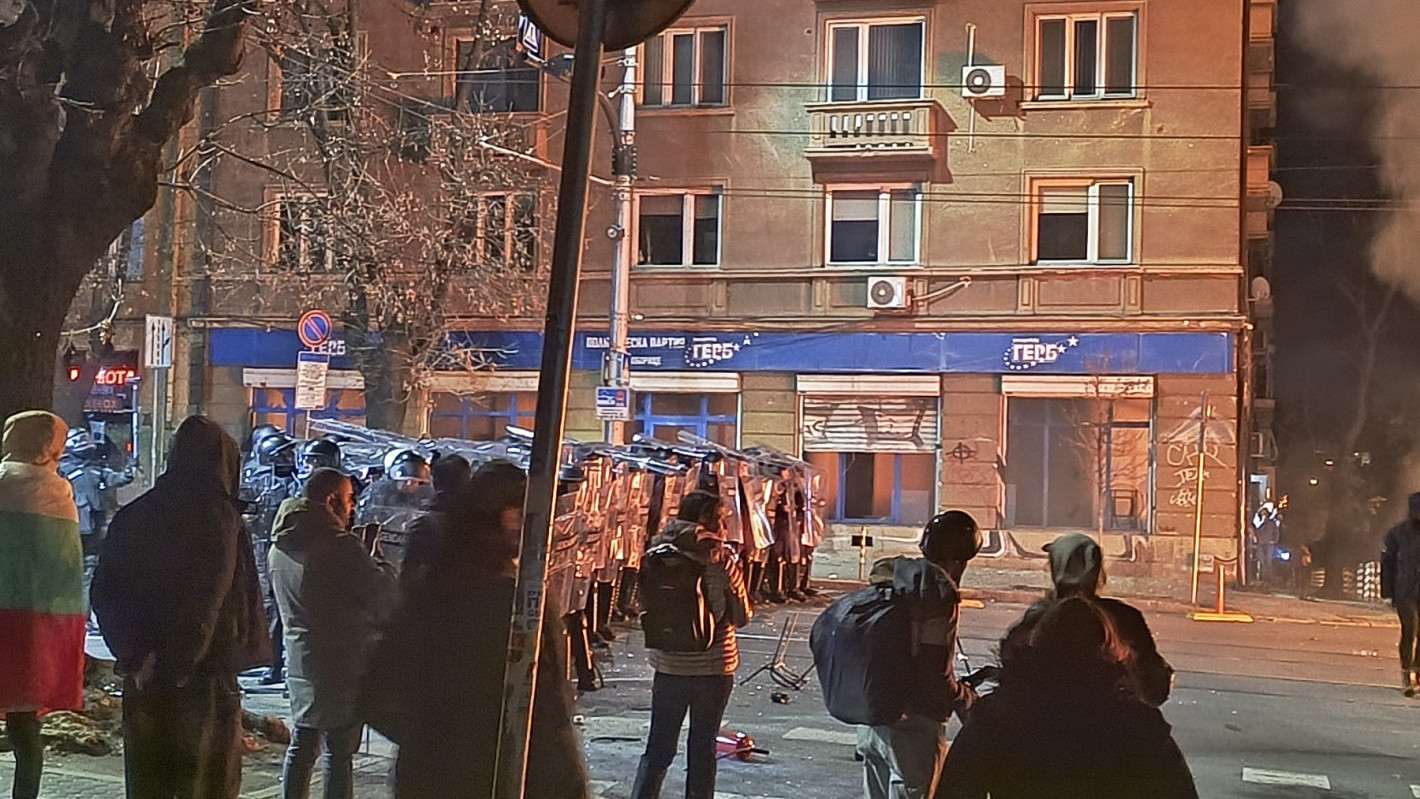 Батални сцени в София: Горящи кофи, потрошени коли на МВР и офис на ГЕРБ, има ранени (снимки)