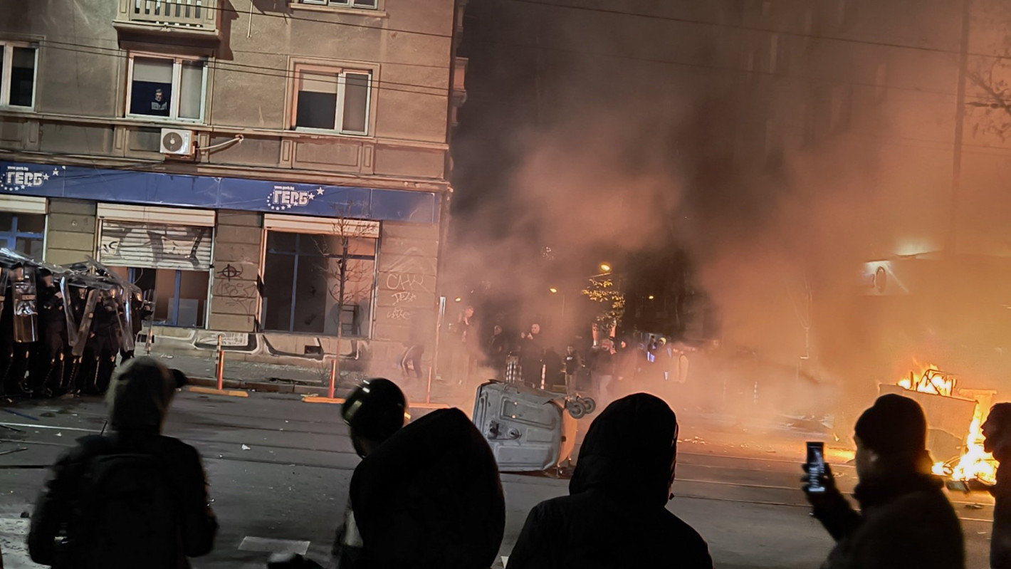 Батални сцени в София: Горящи кофи, потрошени коли на МВР и офис на ГЕРБ, има ранени (снимки)