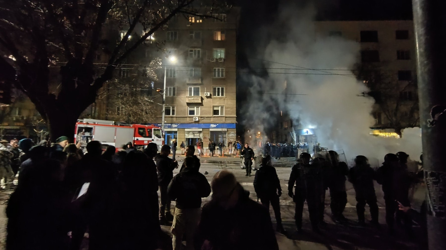 Батални сцени в София: Горящи кофи, потрошени коли на МВР и офис на ГЕРБ, има ранени (снимки)