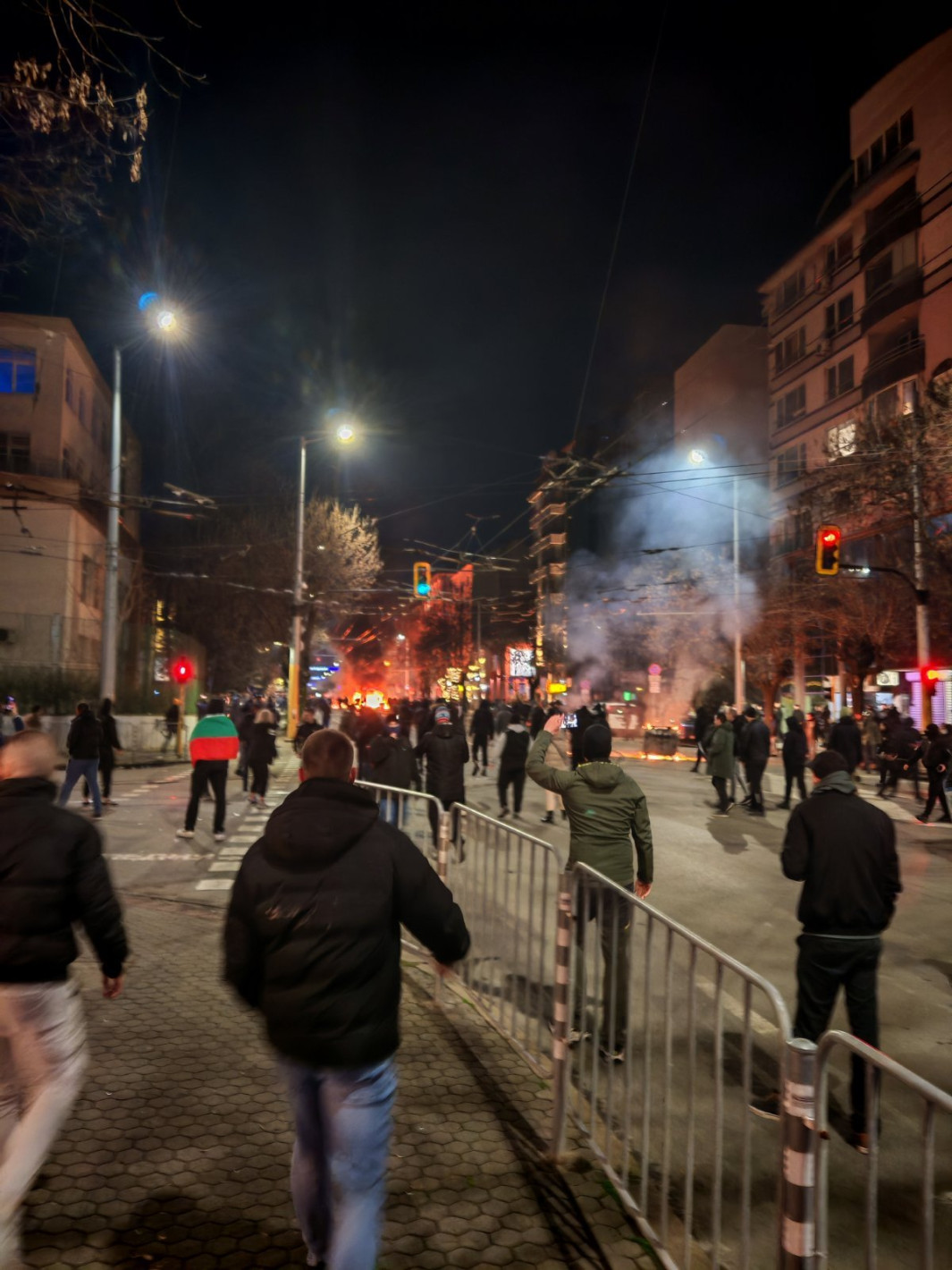 Батални сцени в София: Горящи кофи, потрошени коли на МВР и офис на ГЕРБ, има ранени (снимки)