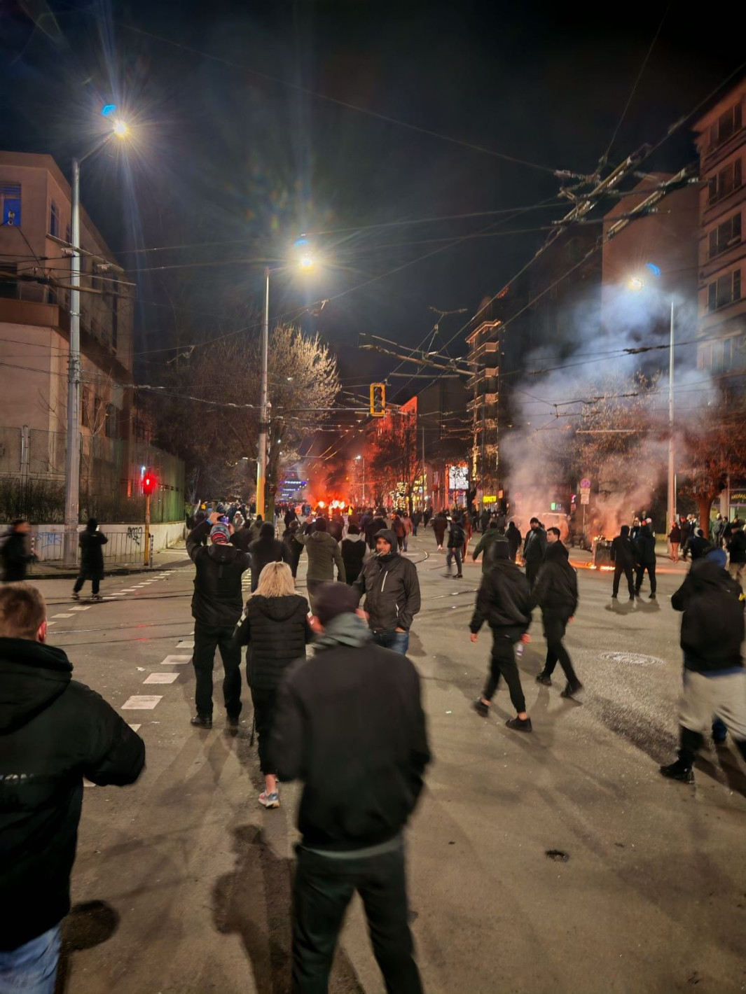 Батални сцени в София: Горящи кофи, потрошени коли на МВР и офис на ГЕРБ, има ранени (снимки)