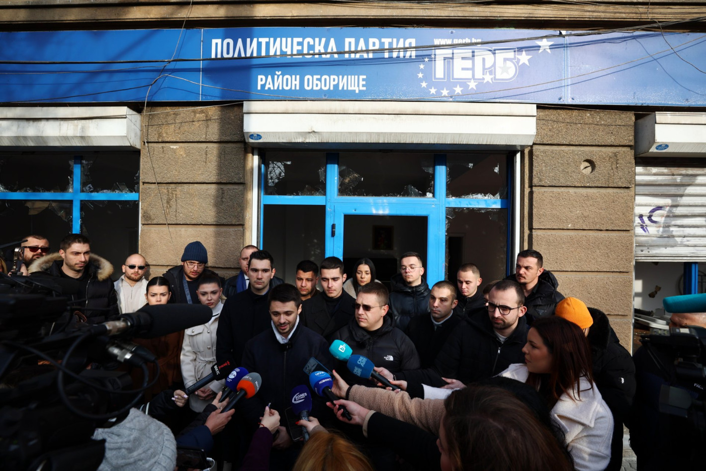 Младежите на ГЕРБ обвиниха Кирил Петков за вандализма на протеста
