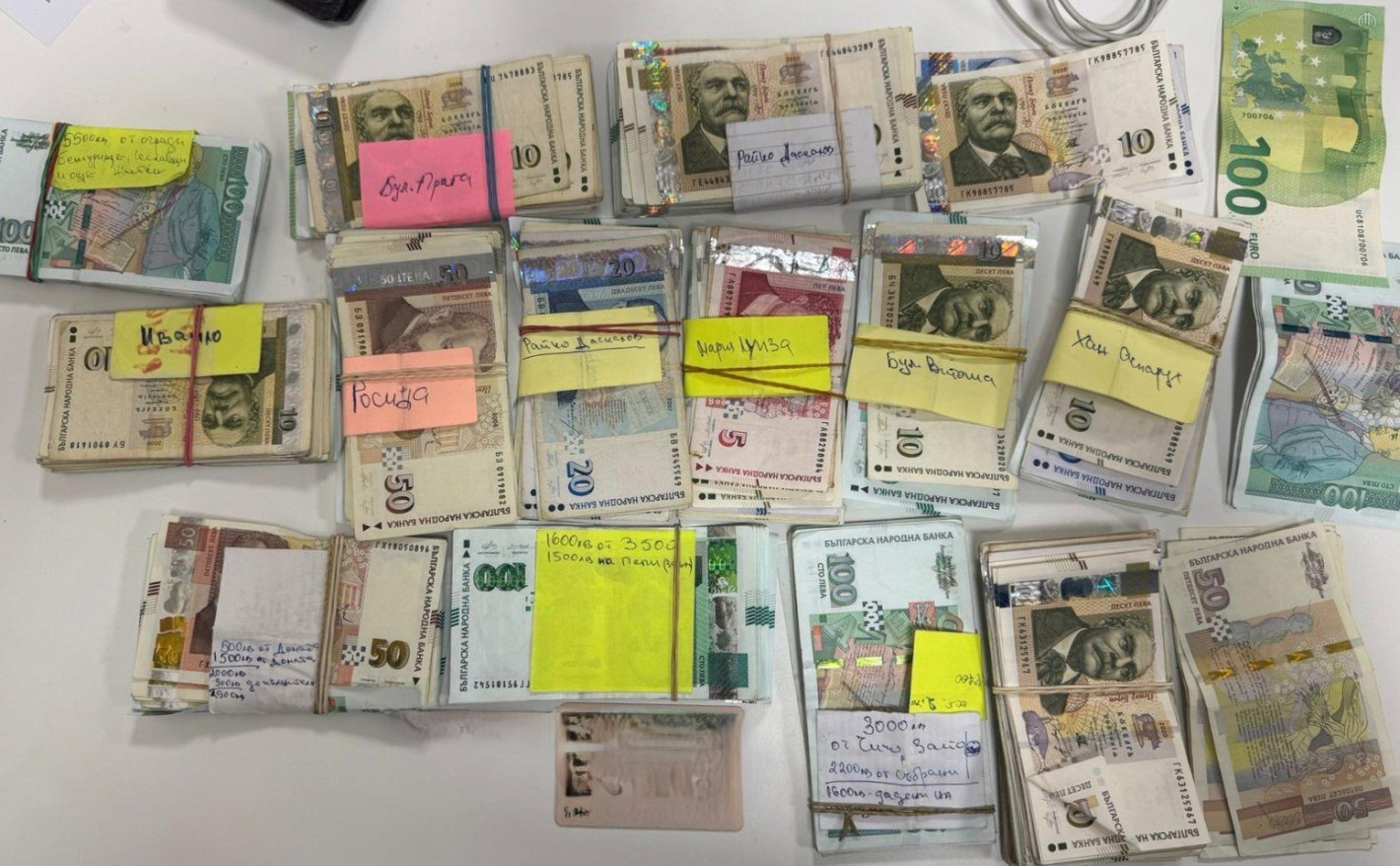 МВР показа пачките пари у задържан на протеста и как трошат патрулка (снимки/видео)
