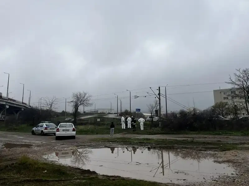 Смъртоносна трагедия във Враца! Труп на дете лежи на релсите Снимки