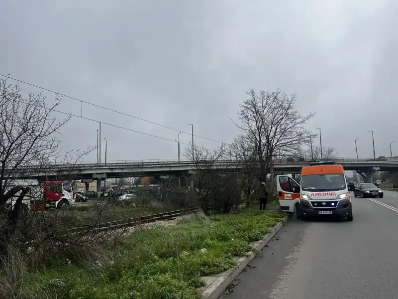 Смъртоносна трагедия във Враца! Труп на дете лежи на релсите Снимки