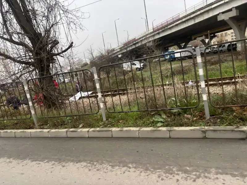 Смъртоносна трагедия във Враца! Труп на дете лежи на релсите Снимки