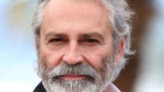 Кенан от „Езел“ се скара на фен, че му целува ръка на улицата