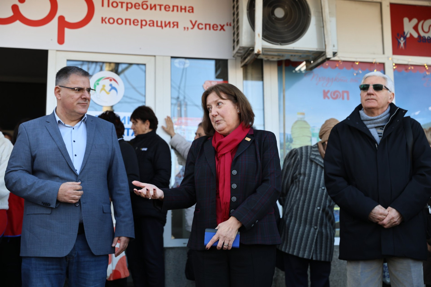 Вижте цените на първия щанд на държавния "Магазин за хората" (снимки)