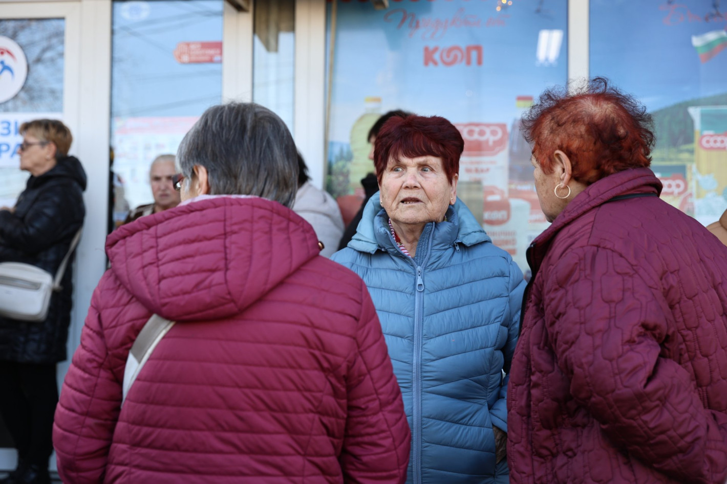 Вижте цените на първия щанд на държавния "Магазин за хората" (снимки)