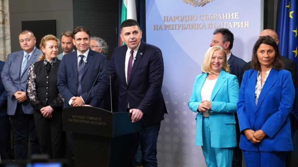 Честитка: Всички заплати замръзват