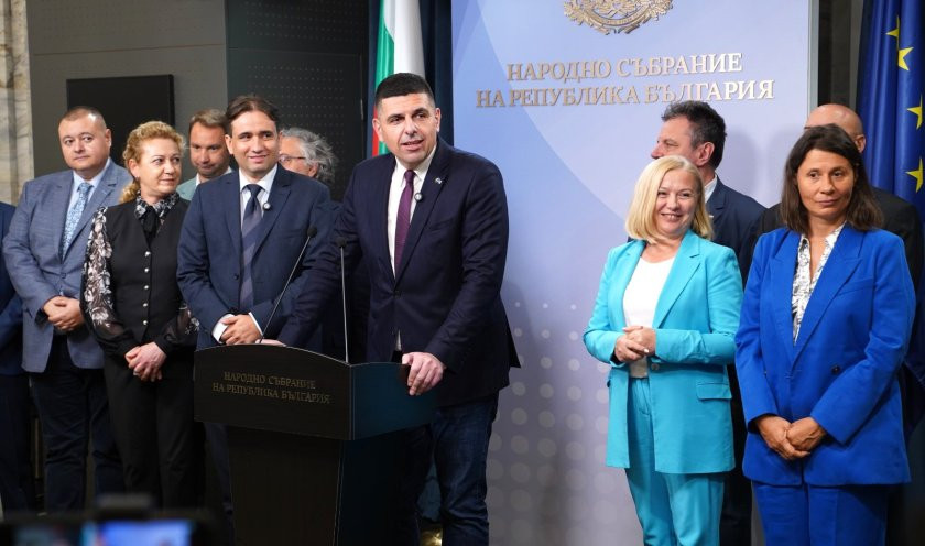 Честитка: Всички заплати замръзват