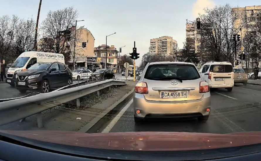 Блъснатата в София ученичка пресичала на зелено и на пешеходна пътека