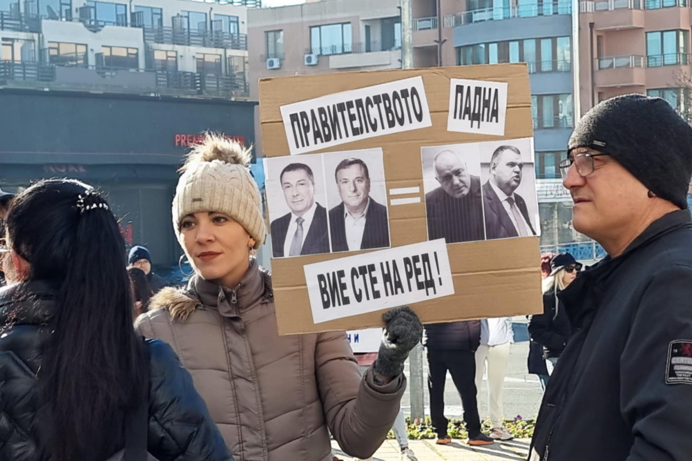 Протест, яйца, сблъсъци с общинари и арест заради увеличен имотен данък в Несебър (снимки)