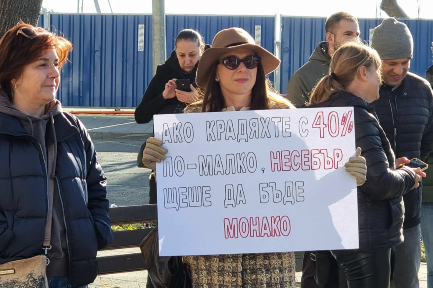 Протест, яйца, сблъсъци с общинари и арест заради увеличен имотен данък в Несебър (снимки)