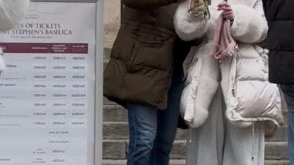 Жиголо-геронтофил! Радо заряза хубавата девойка Галена след „Ергенът“, за да „оправя“ „майка“ си (СНИМКИ ОТ БУДАПЕЩА)