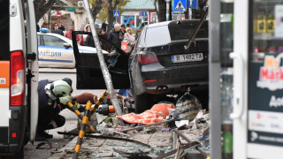 Шофьор помете пешеходци на тротоар в центъра на Варна, има загинали (снимки)