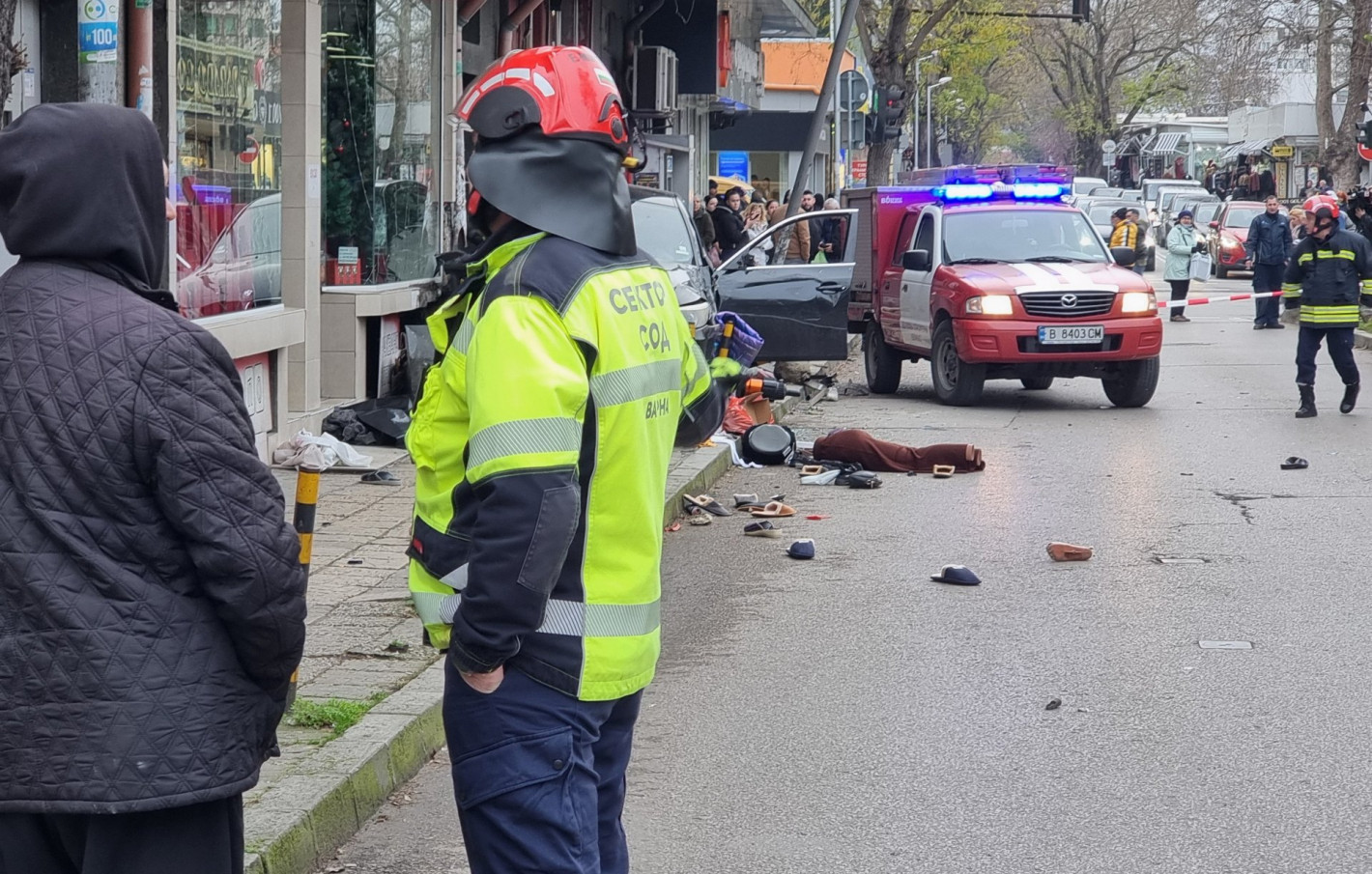 Шофьор помете пешеходци на тротоар в центъра на Варна, има загинали (снимки)