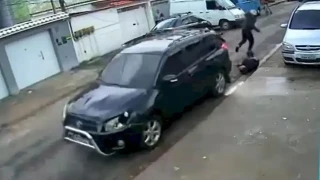 Собственик на кола премаза безпощадно един от крадците по време на грабеж Видео 18+