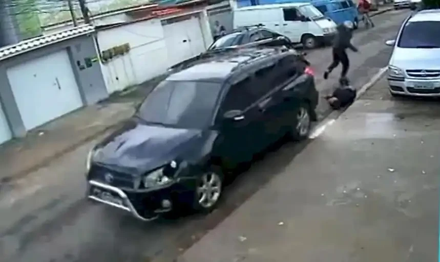 Собственик на кола премаза безпощадно един от крадците по време на грабеж Видео 18+