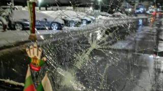 Вандализъм в София: хвърлиха дърво по движещ се автобус и счупиха предното му стъкло