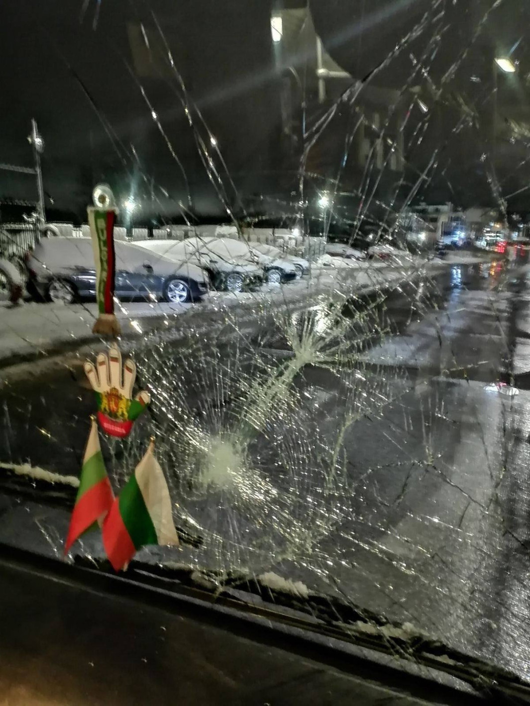 Вандализъм в София: хвърлиха дърво по движещ се автобус и счупиха предното му стъкло