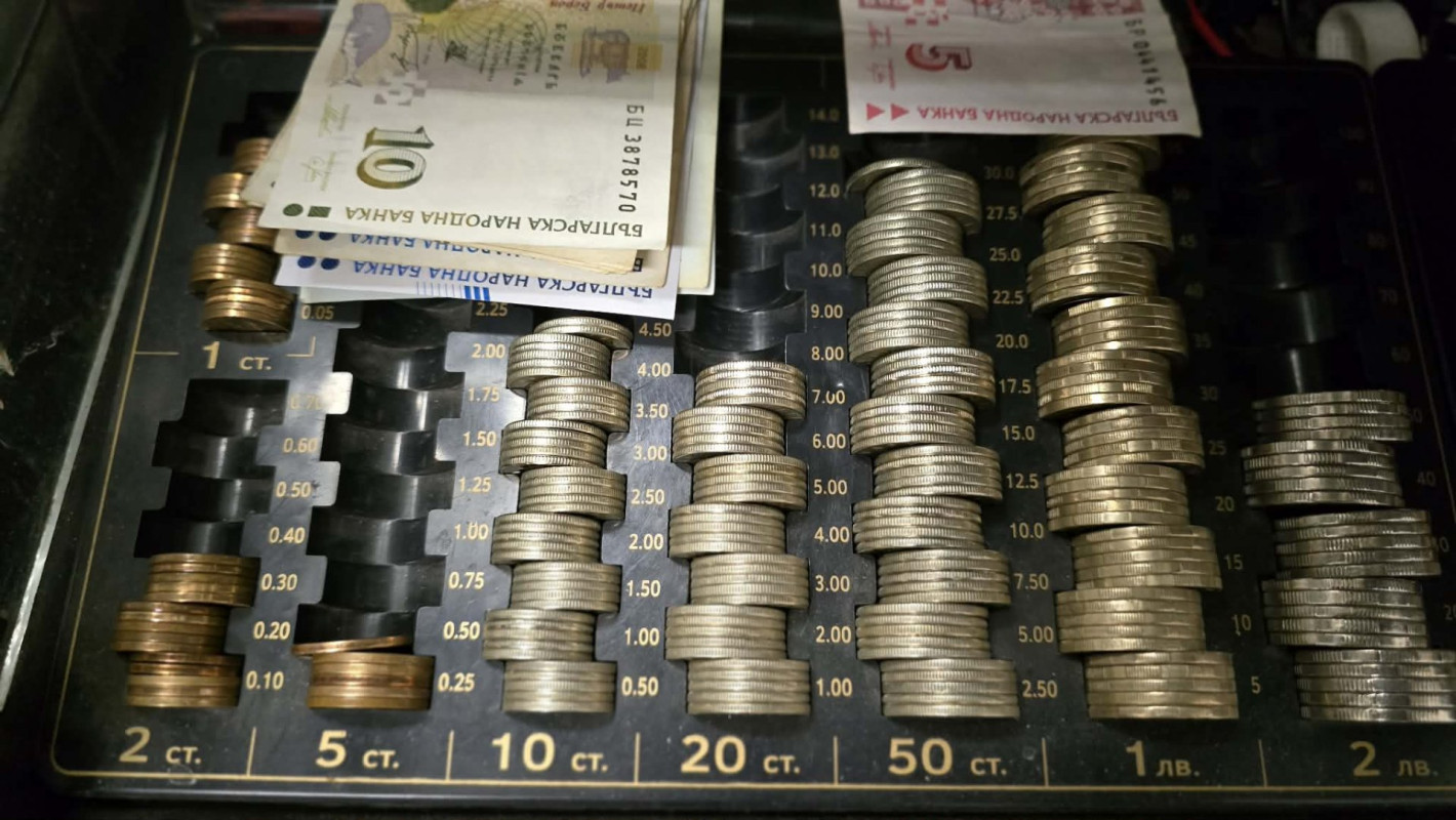 Еврото влезе, но левът стана вайръл звезда