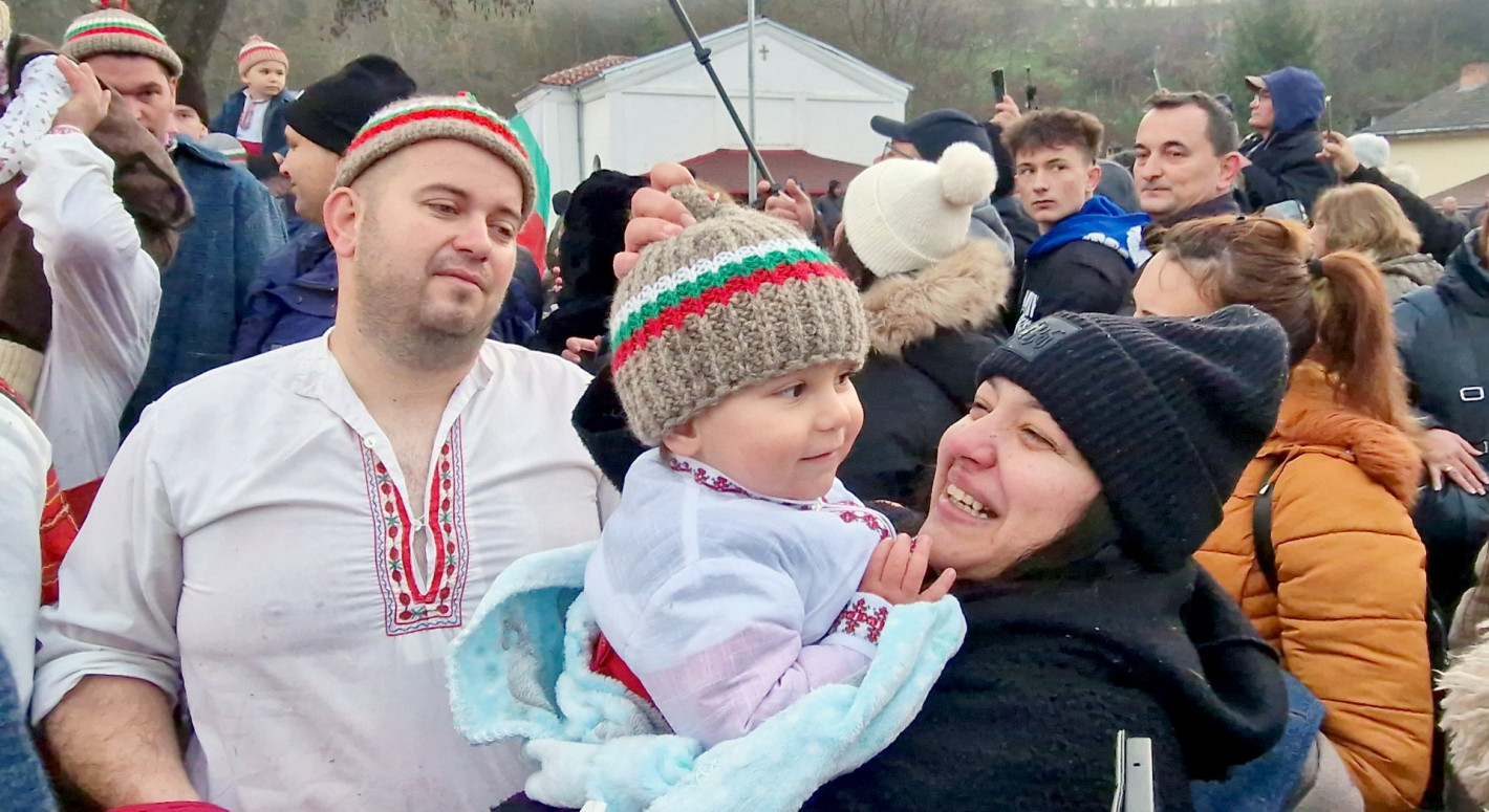 Над 200 души във водите на река Тунджа за Леденото хоро в Калофер