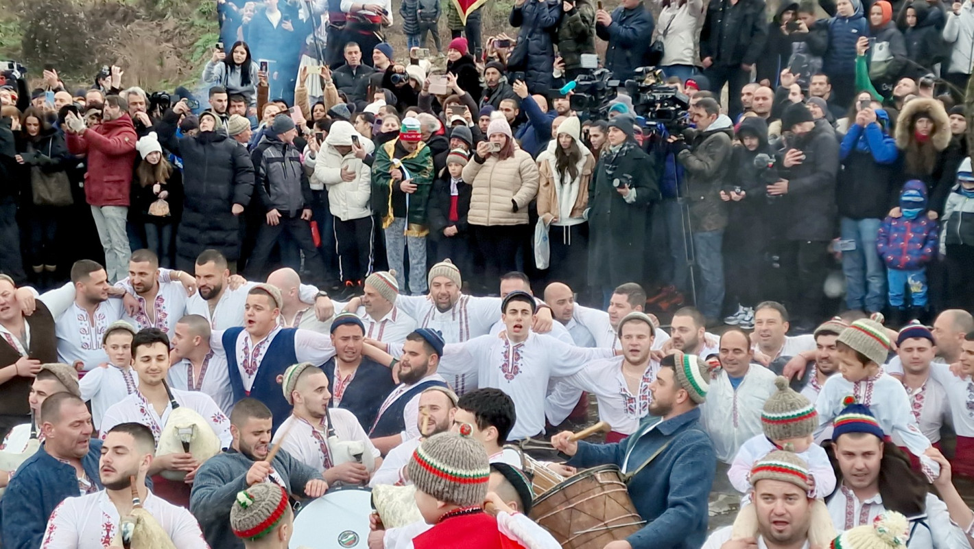 Над 200 души във водите на река Тунджа за Леденото хоро в Калофер