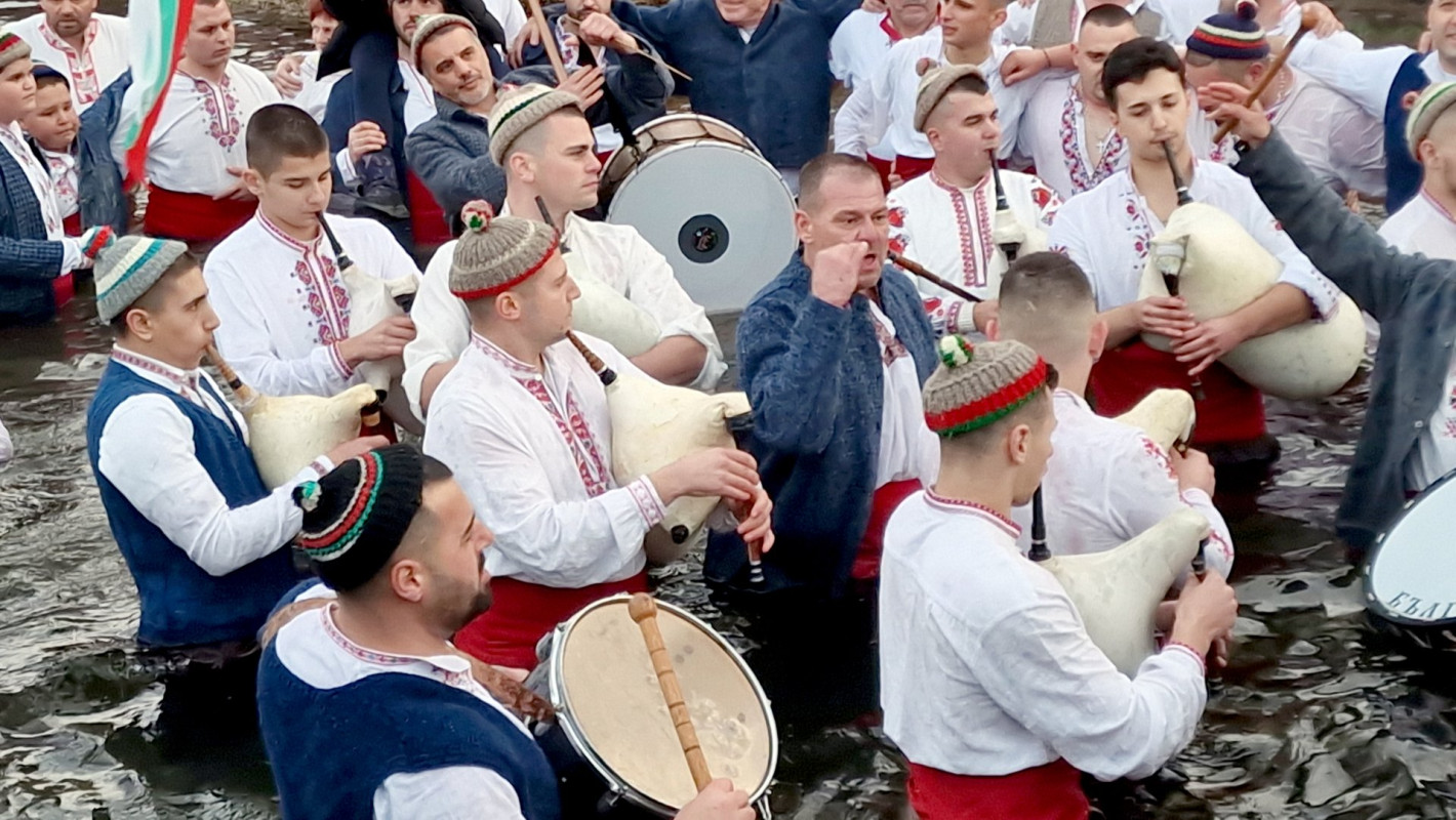 Над 200 души във водите на река Тунджа за Леденото хоро в Калофер