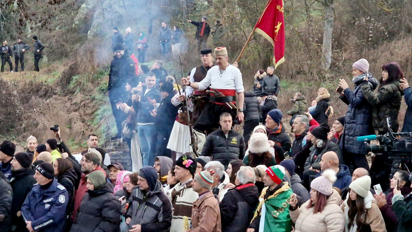 Над 200 души във водите на река Тунджа за Леденото хоро в Калофер