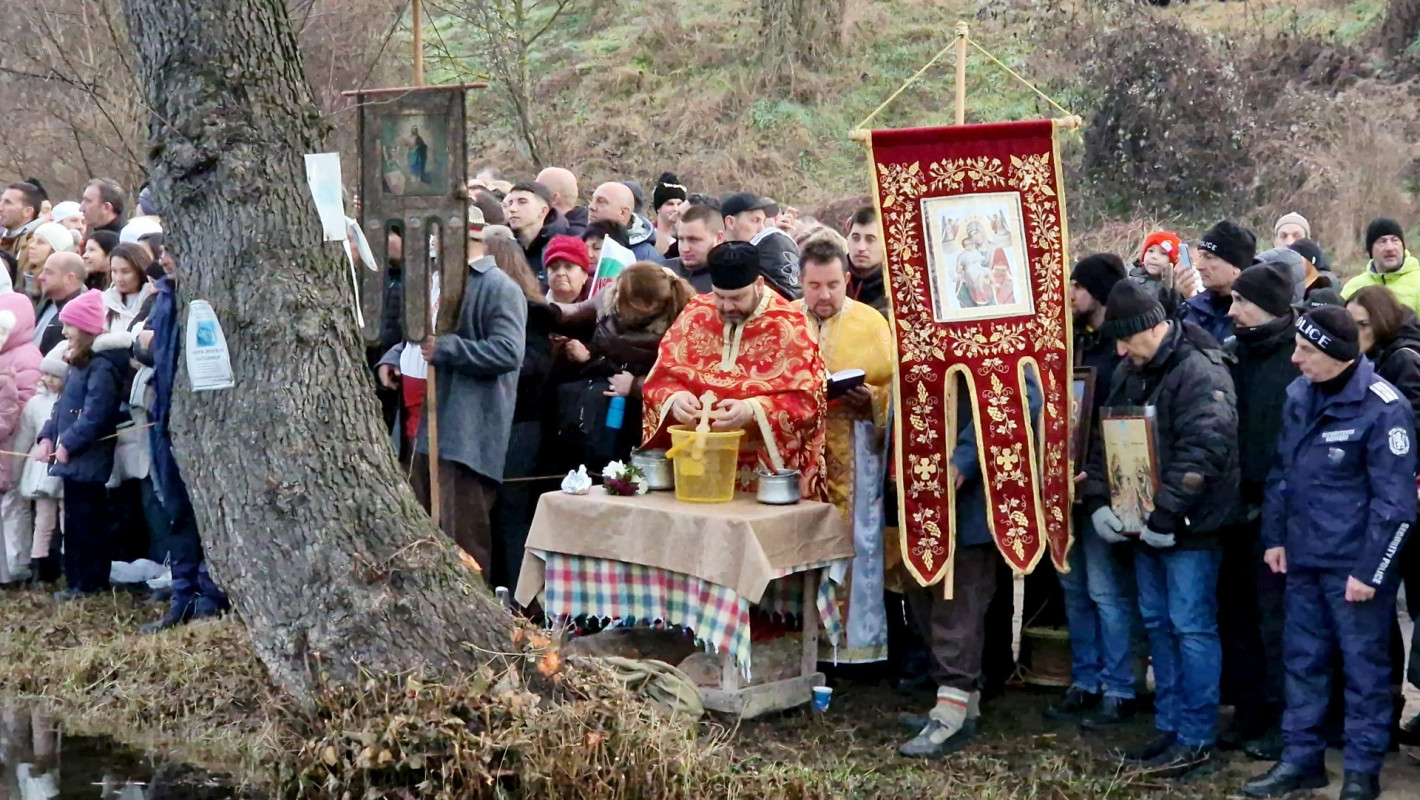 Над 200 души във водите на река Тунджа за Леденото хоро в Калофер
