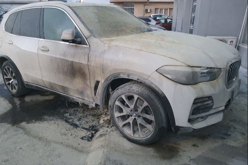Подпалиха два джипа на семейството на бизнесмен от Благоевград
