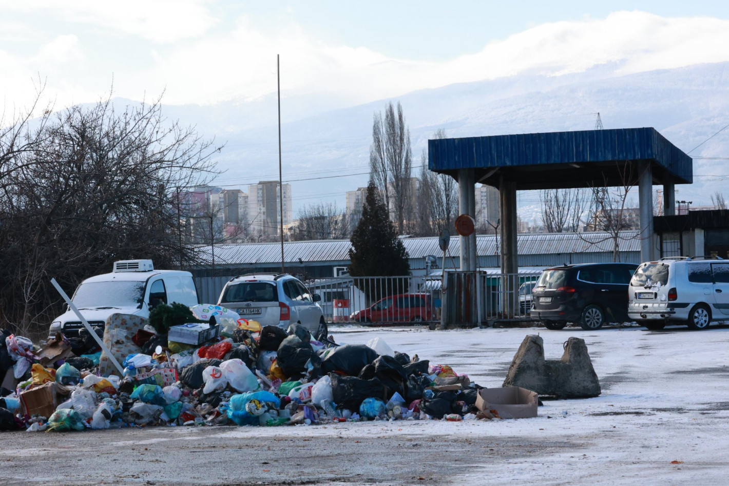 Огромно "временно" сметище на промишлена площадка в столичния район Слатина (снимки)