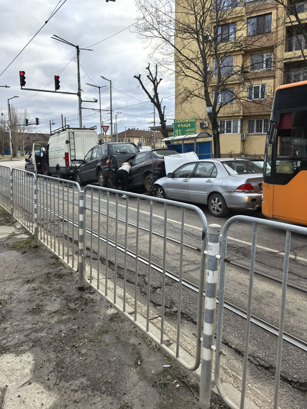 Зрелищен верижен сблъсък между 4 коли, бус и автобус на голям столичен булевард (снимки)