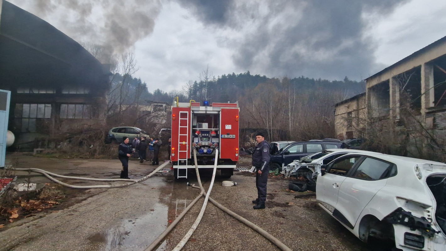 Пожар в Троян в складове на един от най-големите производители на възглавници (снимки)