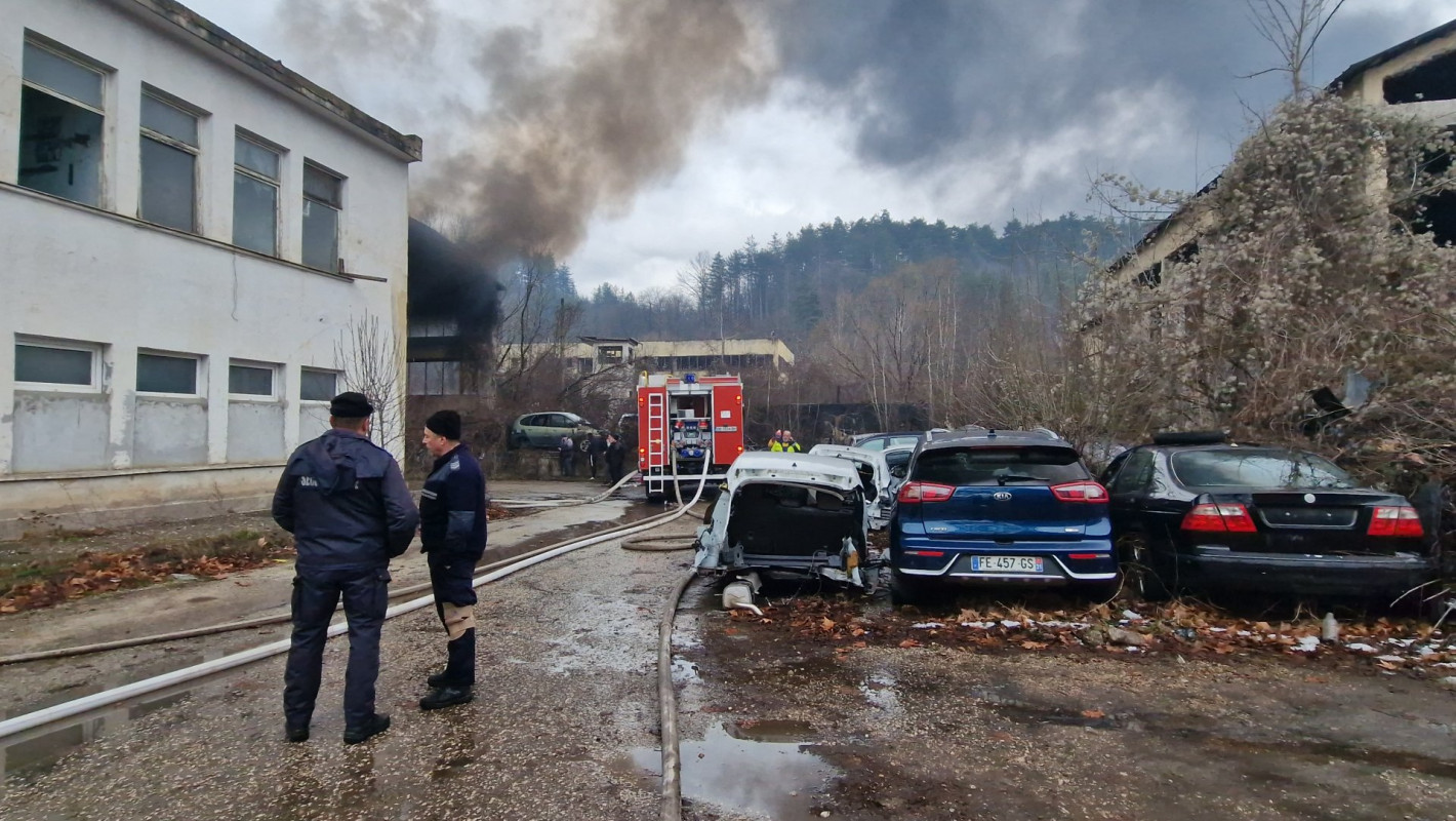 Кран се стовари върху влак в Тайланд, десетки са загинали и ранени (снимки/видео)