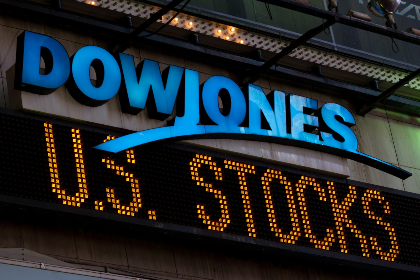 Паника на пазарите, индексът Dow Jones се срина
