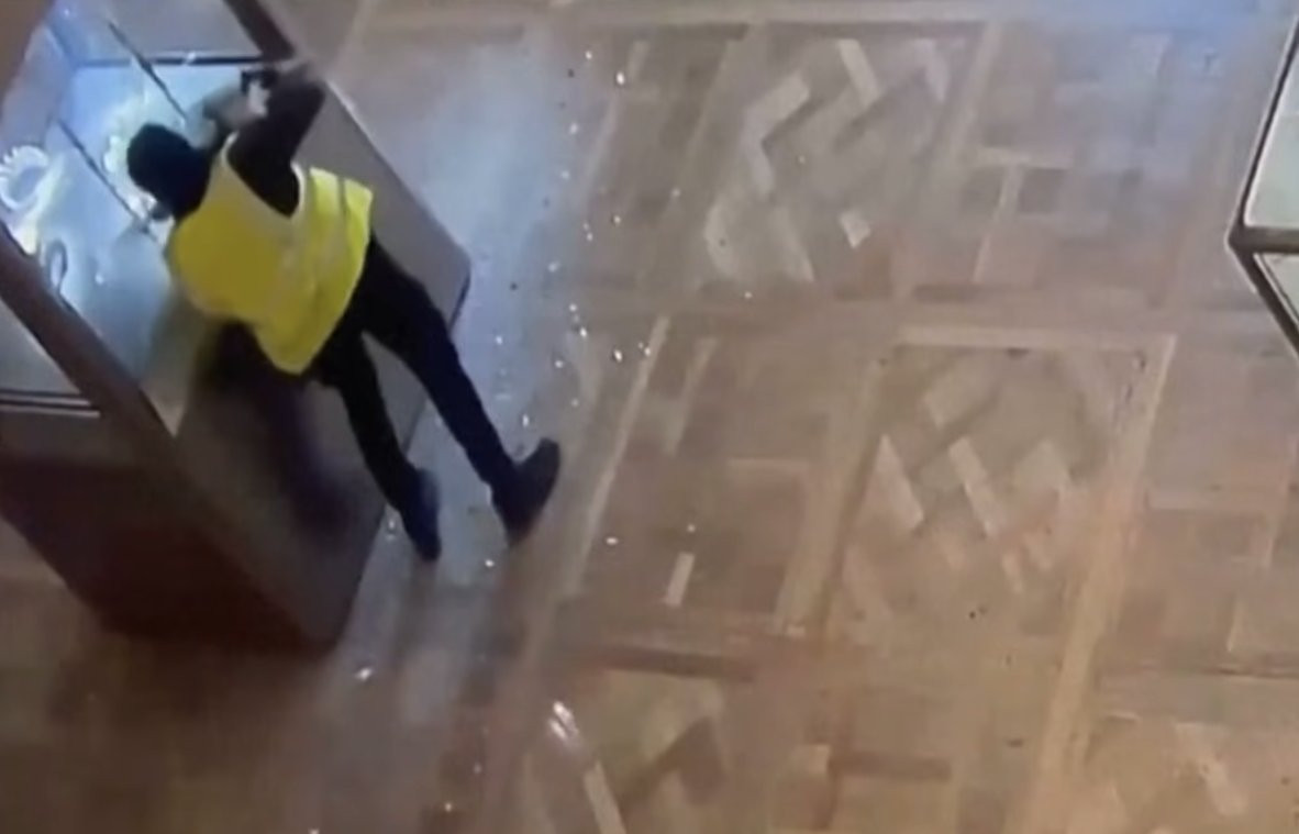 Показаха за първи път кадри от зрелищния обир в Лувъра, заснети от камерите в музея (видео)
