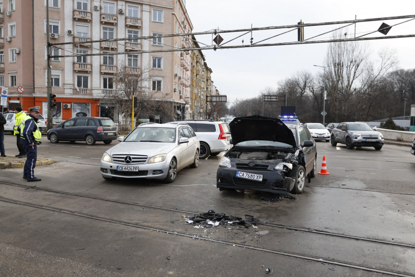 Катастрофа с джип на Столичната община блокира кръстовище до НДК (снимки/видео)
