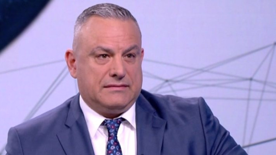 Юксел Кадриев се сви в китайска електричка: Главата му опира в тавана