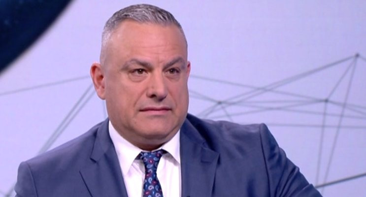 Юксел Кадриев се сви в китайска електричка: Главата му опира в тавана