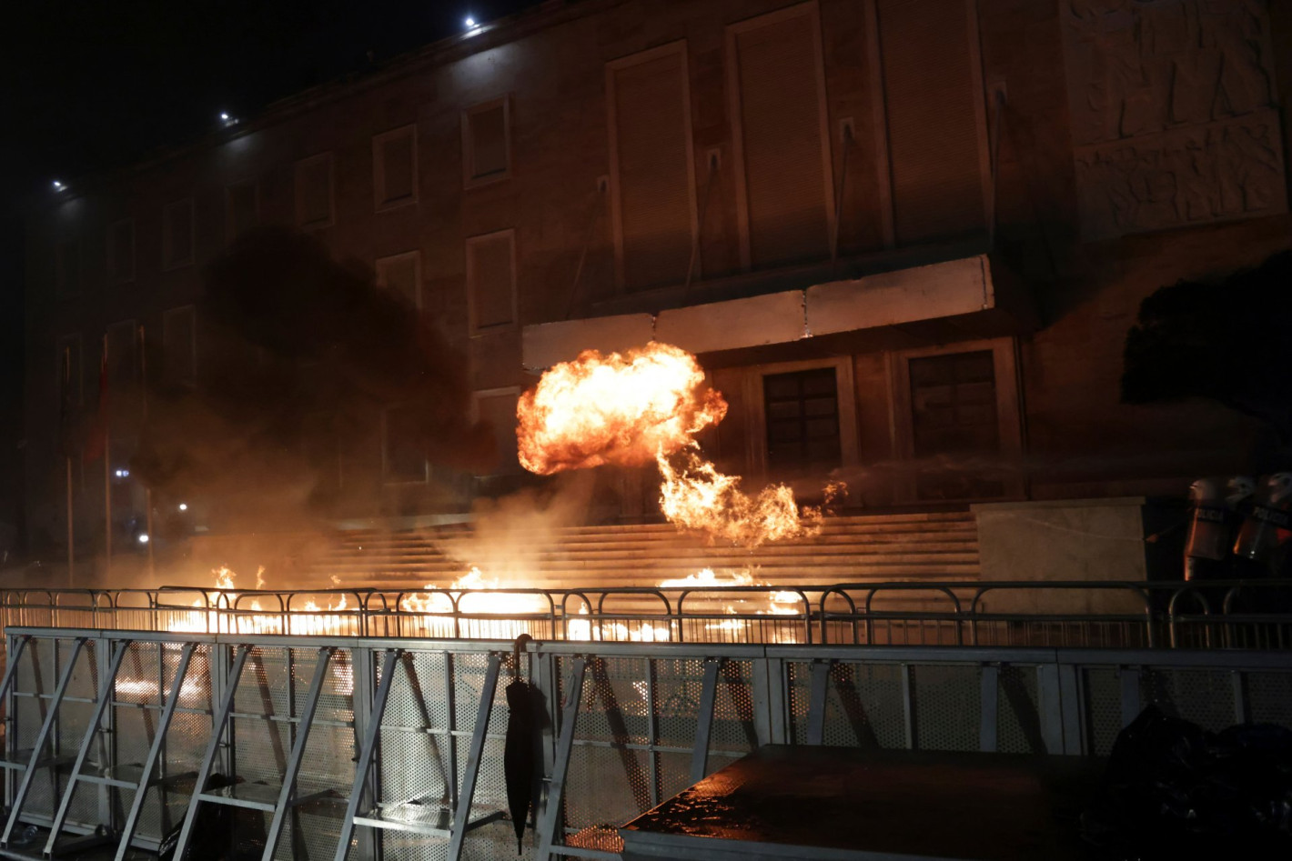 В Тирана като на война: Сблъсъци, ранени и арести на опозиционен митинг (снимки/видео)