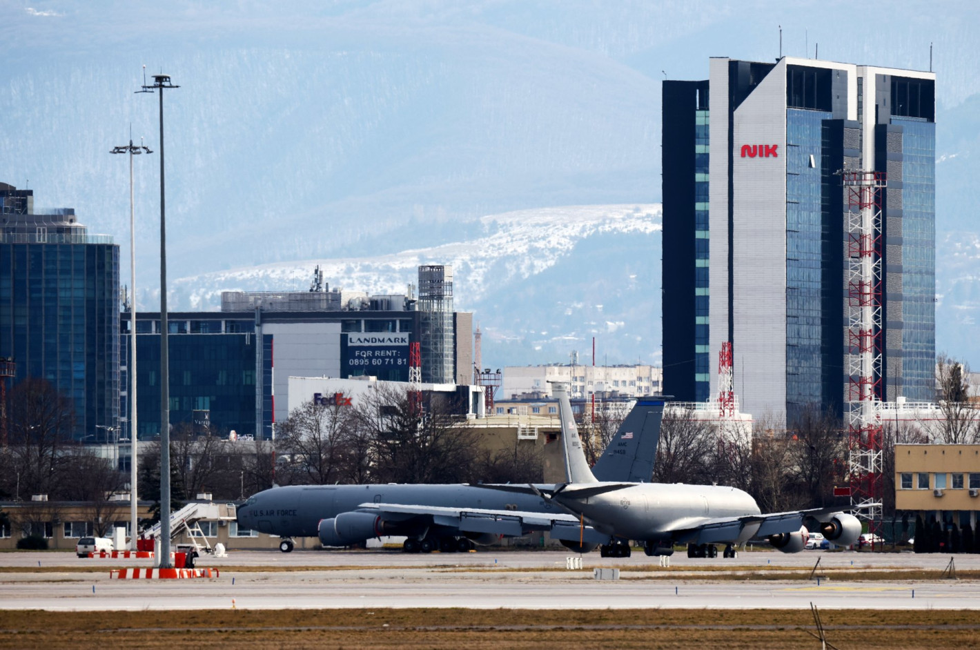 Американски самолет С-130 "Херкулес" кацна в София от базата на НАТО в Рамщайн (снимки)