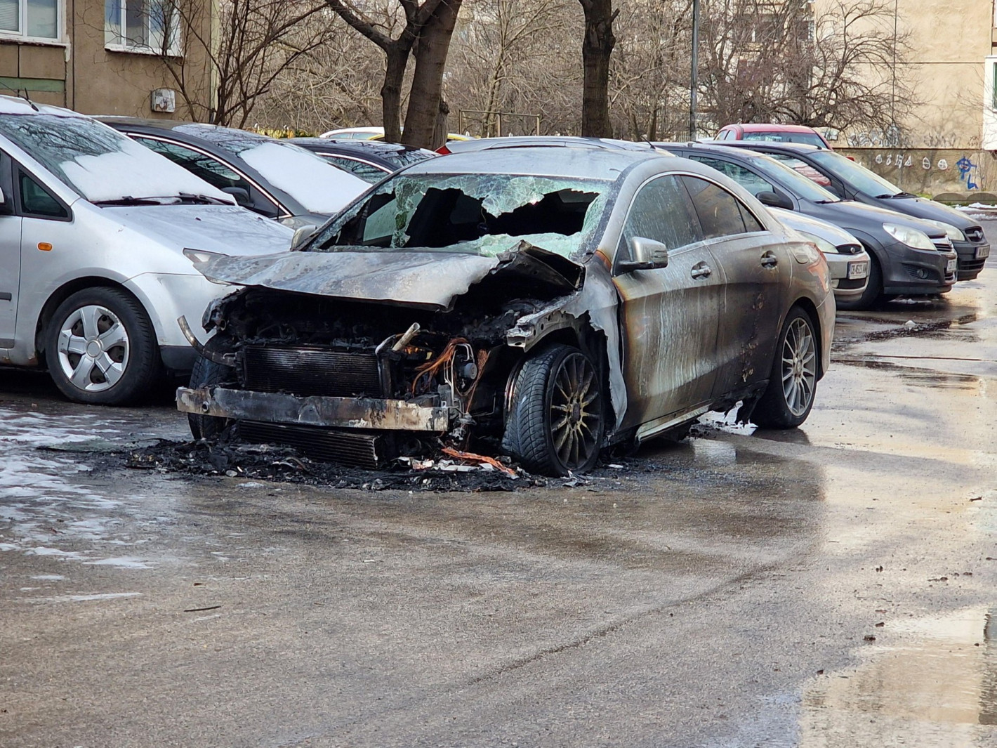 Запалиха неправилно паркирана кола в "Люлин", блокирала други за дни (снимки)
