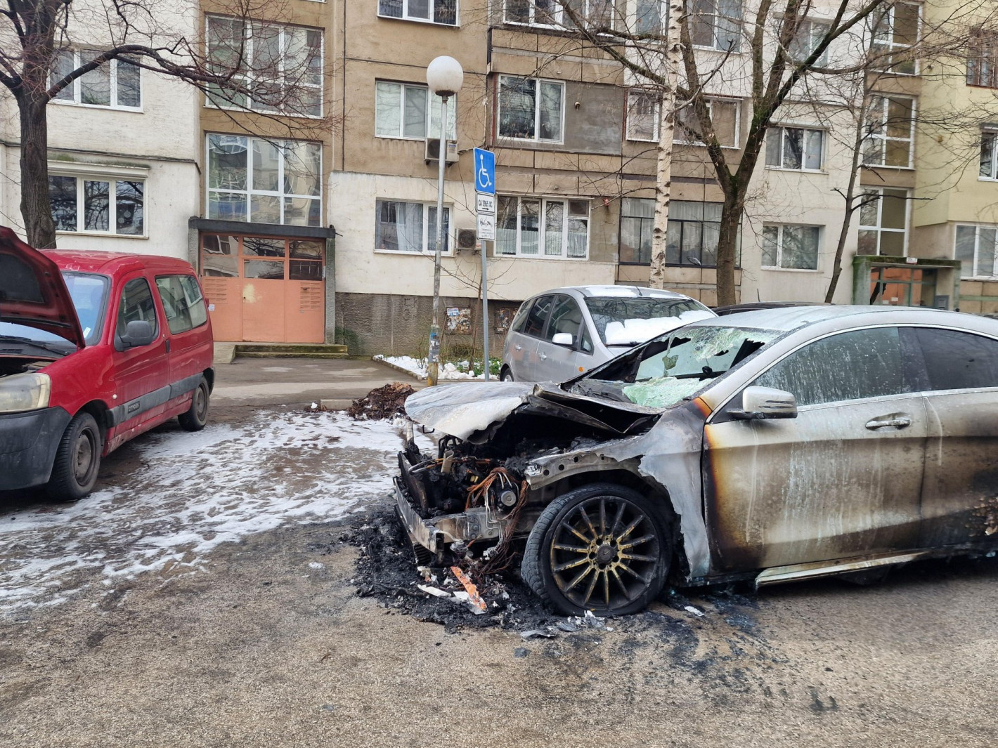 Запалиха неправилно паркирана кола в "Люлин", блокирала други за дни (снимки)