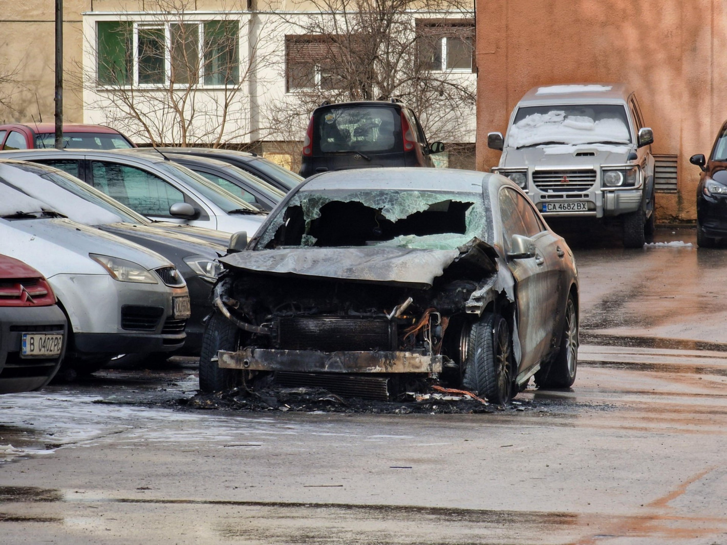 Запалиха неправилно паркирана кола в "Люлин", блокирала други за дни (снимки)