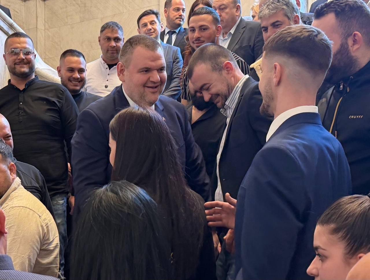 Делян Пеевски, лидер на ДПС и ПГ на ДПС-НОВО НАЧАЛО се срещна с младежи от Ямбол