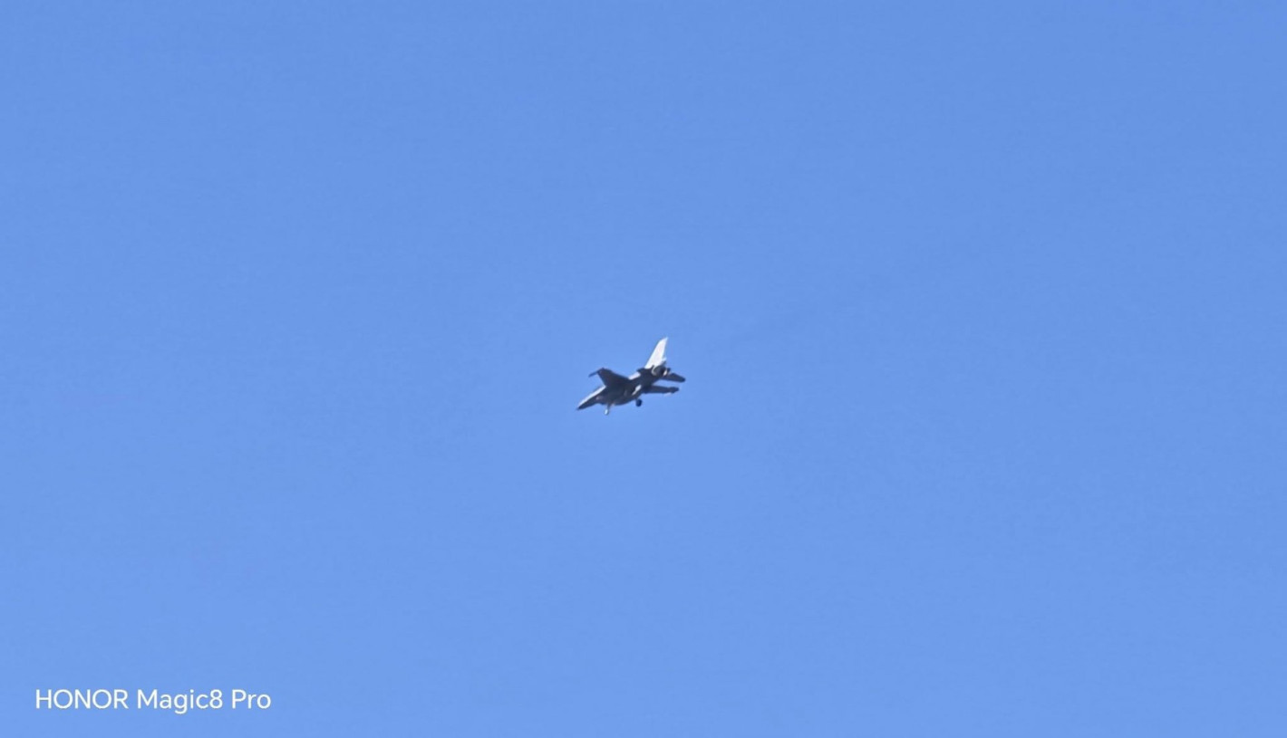 Български изтребители F-16 летяха ниско над София, било учение (снимки/видео)