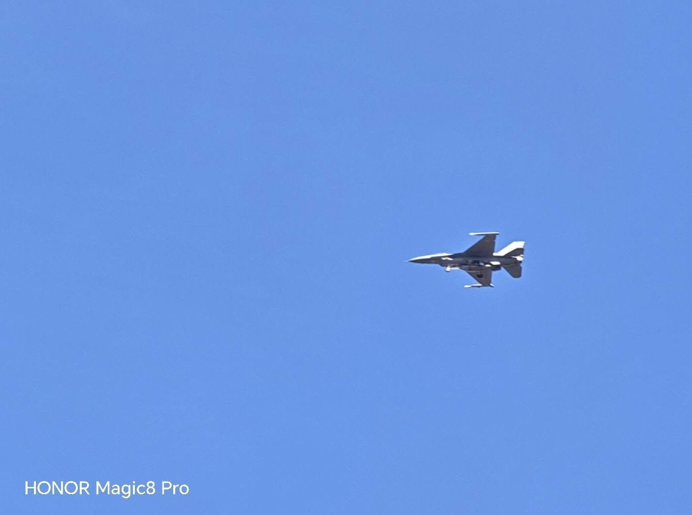 Български изтребители F-16 летяха ниско над София, било учение (снимки/видео)
